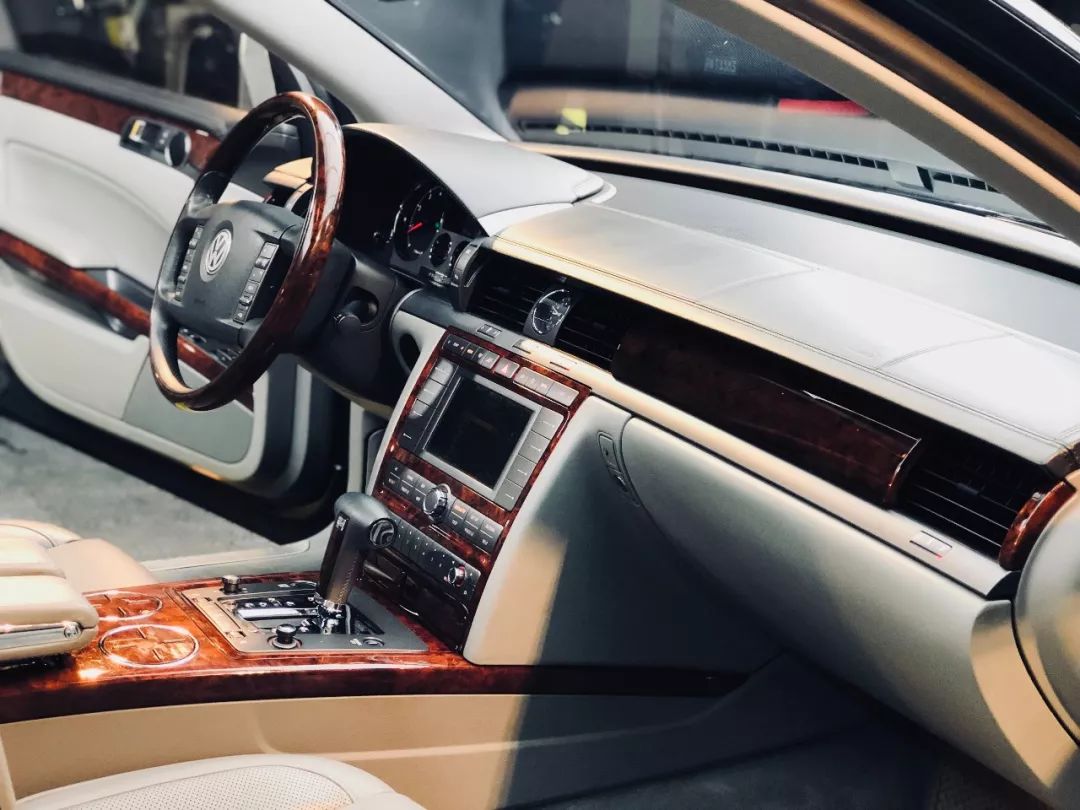 u2cars逝去的经典辉腾w1260l加长尊崇版到店