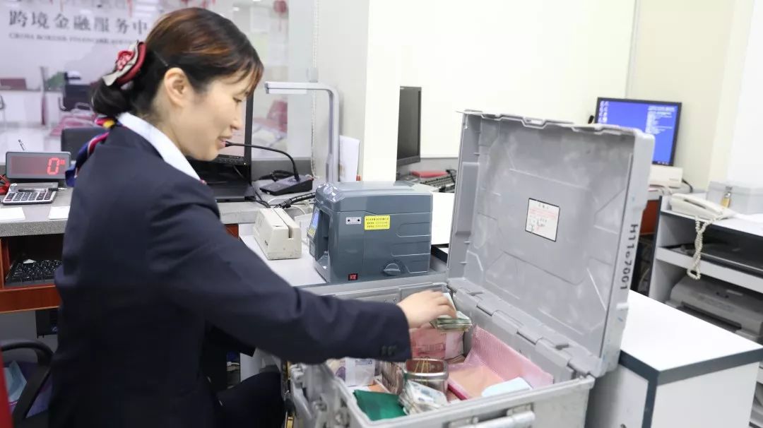 车型,押运人员安全送达网点将装有现金,重空,印章的尾箱押运员全副