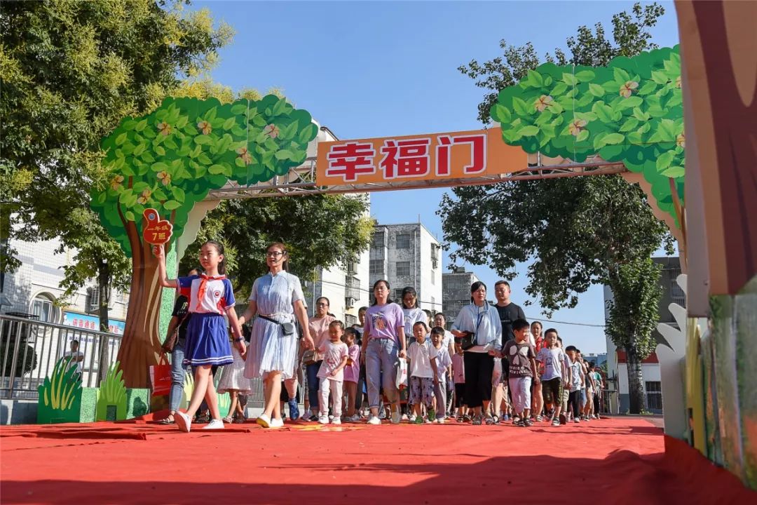 学校看台温情迎新生跨入幸福门幸福街小学举行新生入学仪式