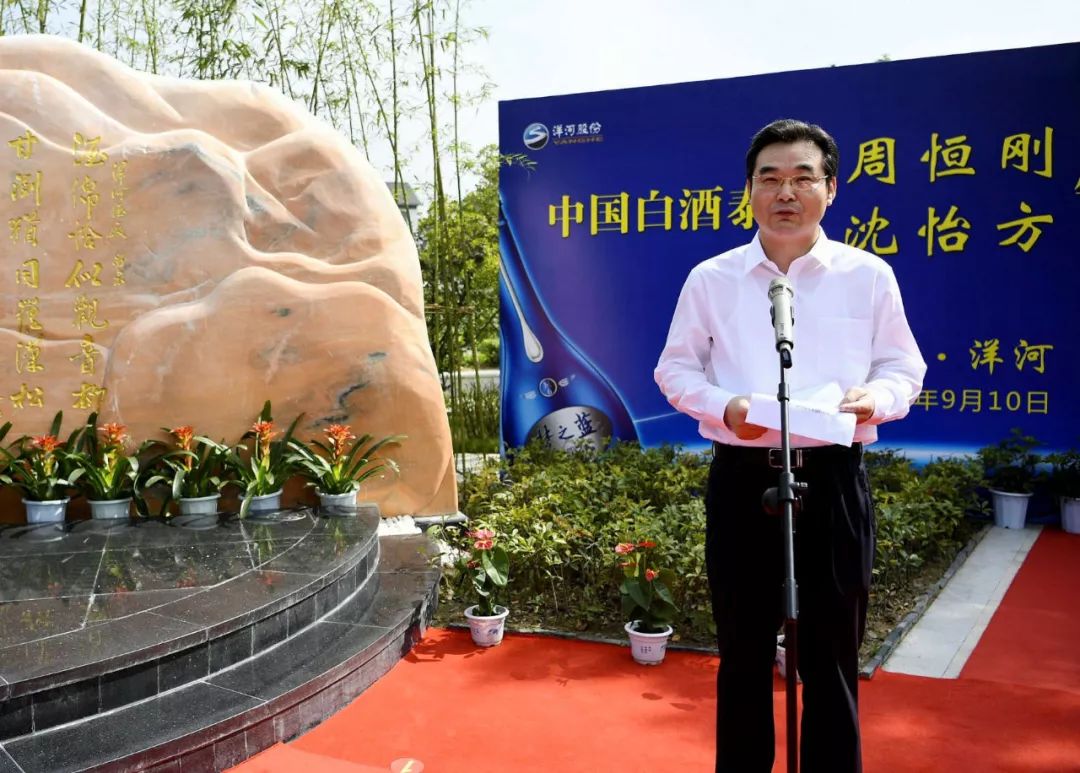 感念师恩白酒行业今天为这两位行业泰斗树起了铜像