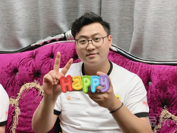 原创冠军辅助老阳重回qg新赛季担任教练粉丝集体发声欢迎回家