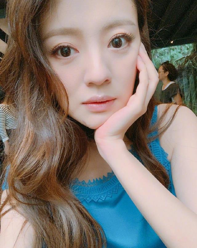 和郭品超传出恋情的还有他的同门师妹唐以菲,两人在电视剧《斗鱼》