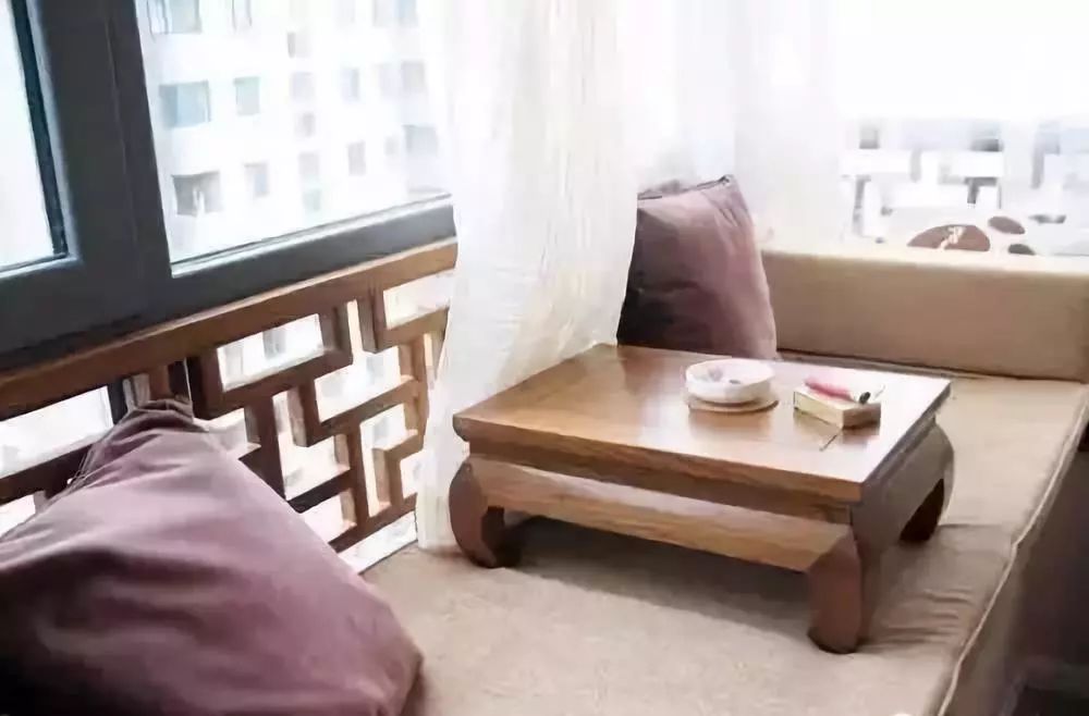 将飘窗进行设计,加上一个茶座,靠窗而坐,非常适合交流感情.