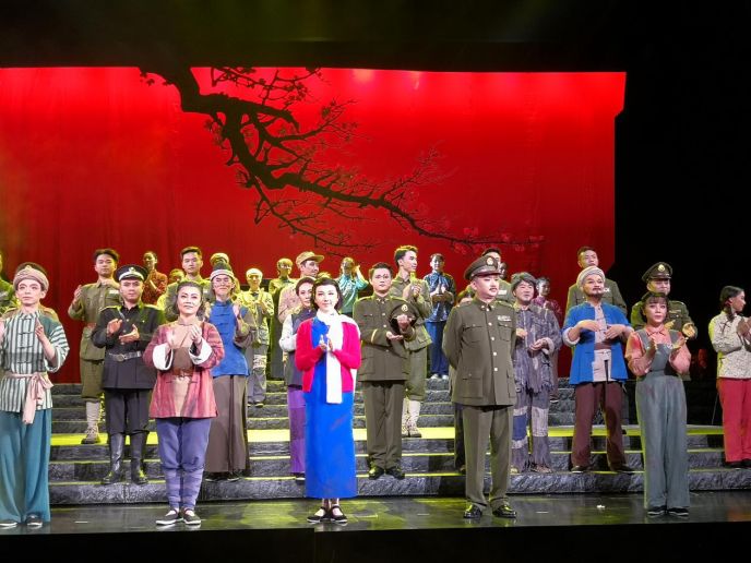 庆中秋迎国庆大型花灯戏红梅赞在凉都大剧院隆重上演