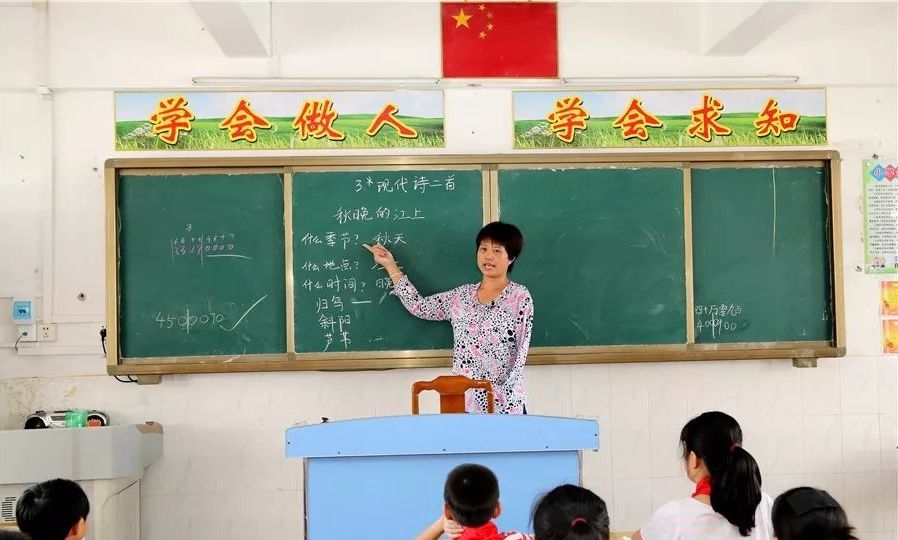 茂名山区独臂老师坚守三尺讲台30年