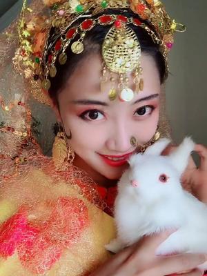 虽然现在都流行特效贴纸但是我还是喜欢自己手工打造的这个玉兔精头饰