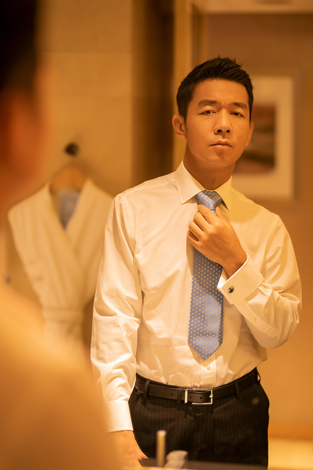 演员邢佳栋身穿西装出席,利落的线条彰显细腻绅士气质.