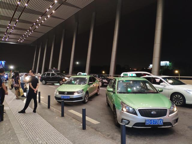 江苏最接地气的国际机场出租车乱停游客像小县城火车站