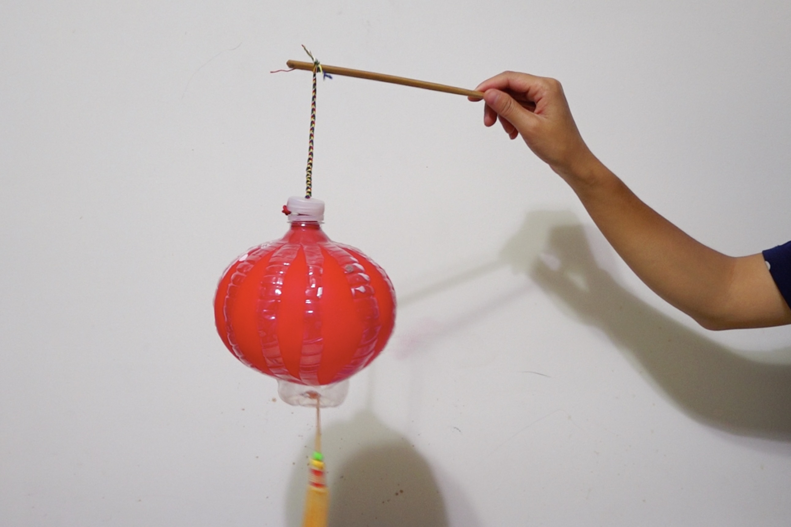 教你用塑料瓶和气球做个灯笼废物利用太有创意了