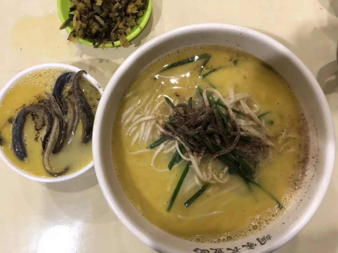 氾水长鱼面除了氾水镇的几家长鱼面店,县城也有几家,安宜东路的氾水长