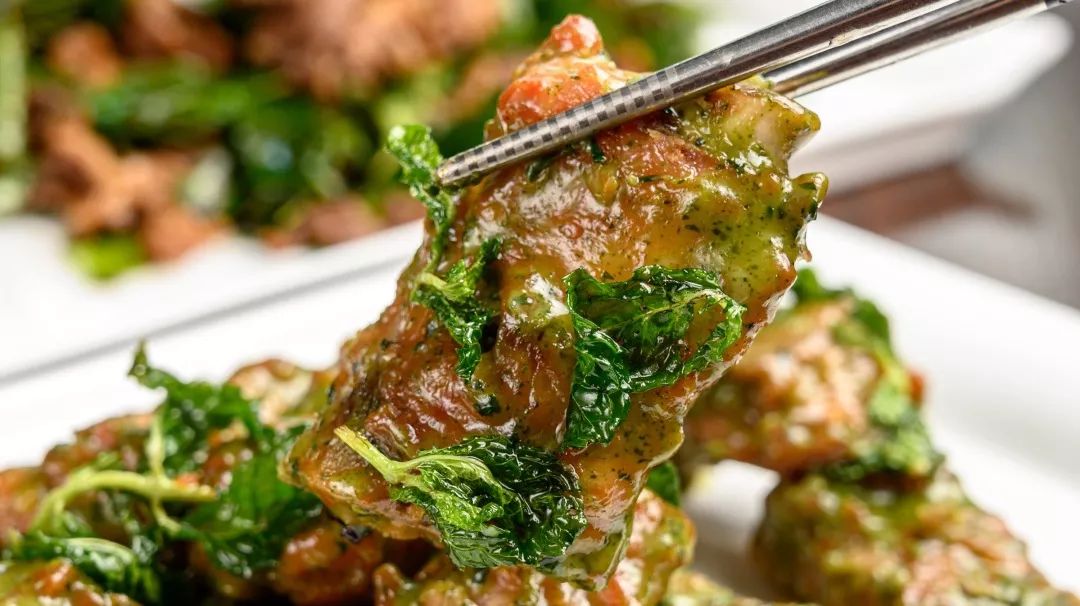 巧妙地中和了酱香骨之腻,比口香糖更甚的口味果真很上头~此菜一上桌