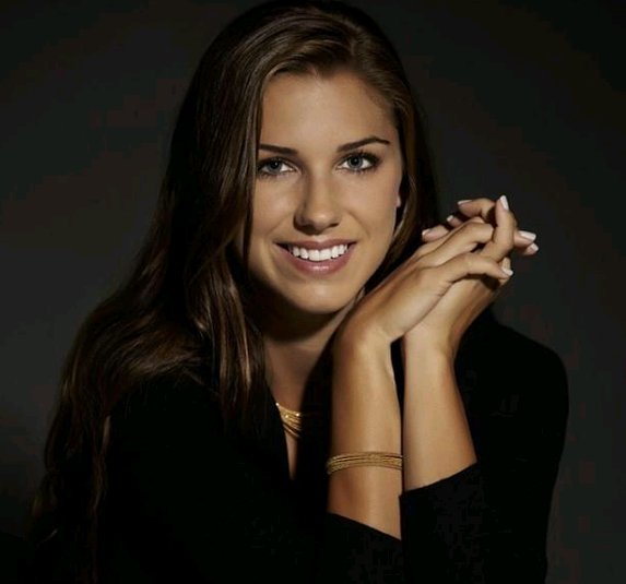 足坛第一美女再度炮轰c罗:用金钱摆平一切,球技不等于人品_阿莱克斯