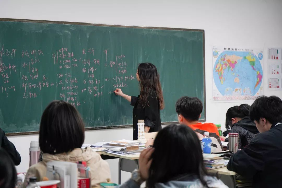 是"你"一直在教会我们描绘梦想,教师节快乐!