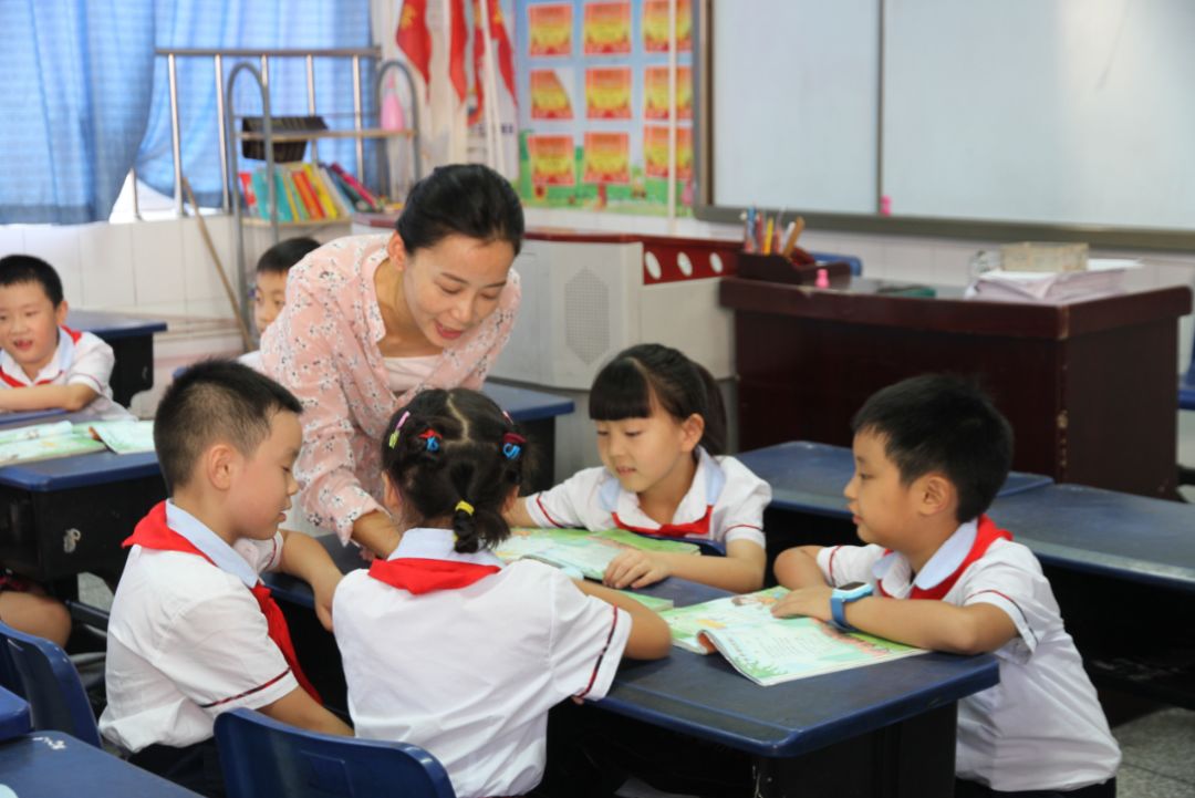 陈建书个人简介:邹敏,邛崃市文昌中学德育办副主任,全国三级心理咨询