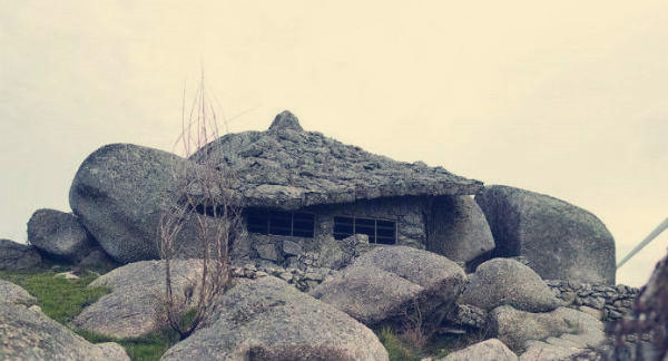 这个奇怪的石头房子跟动画片《摩登原始人》中的石屋非常的相似,尽管