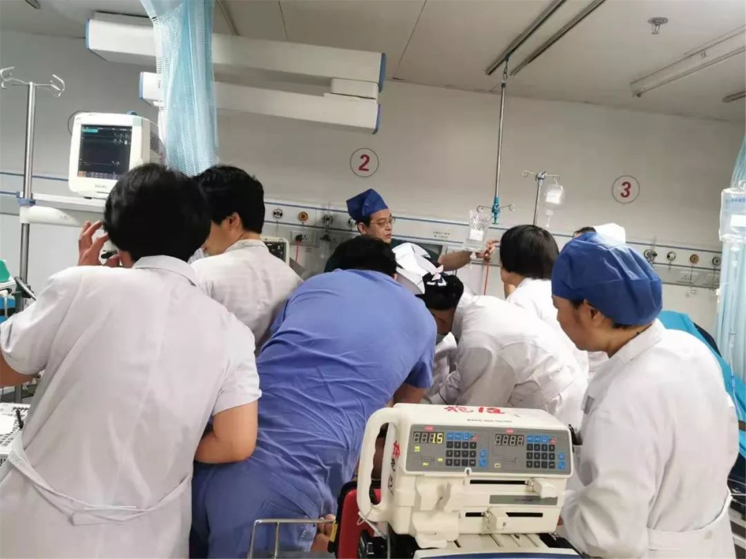 图集 | 凌晨两点,我们拍到了顺义急诊科的这一幕幕_急诊室
