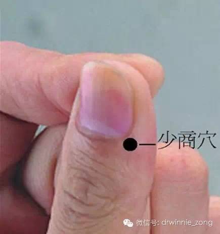 各2分钟揉扁桃体外方2分钟推下天柱骨300次重揉肺腧2分钟另外还要吮痧