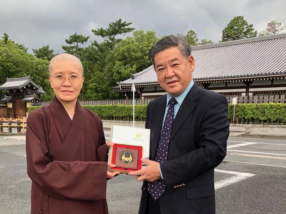 中金鹰和平发展基金会执行理事长李柏青(右)向 灵鹫山佛教教团宗长
