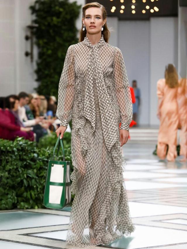 原创水果娜十年后再登纽约时装周演绎戴安娜风情好身材不像五娃妈