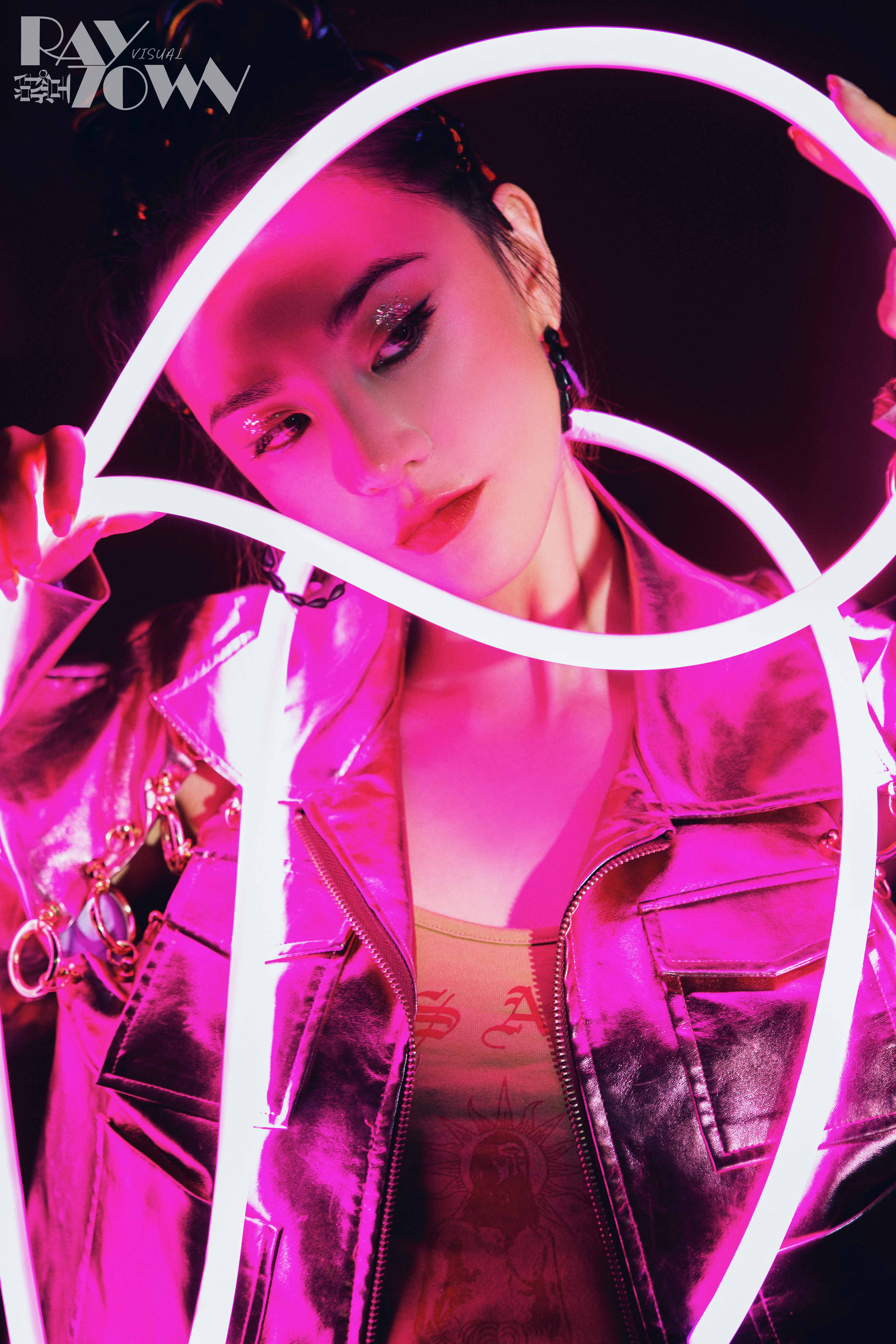 raytown写真上线 目光流转展现多种时尚潮流