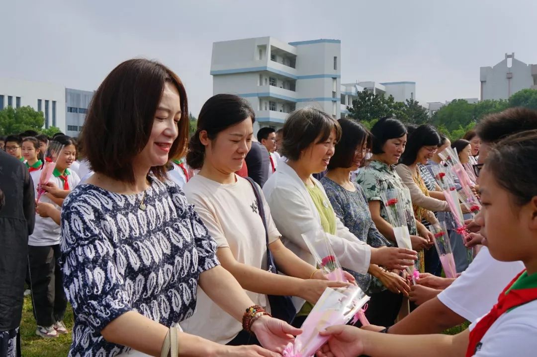 校园风铃丨梅中集团竹西中学举行教师节主题升旗仪式