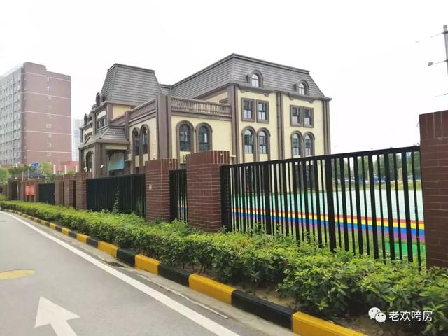 (项目幼儿园实景)(项目小学进展情况)在商业配套方面,天纵半岛蓝湾是