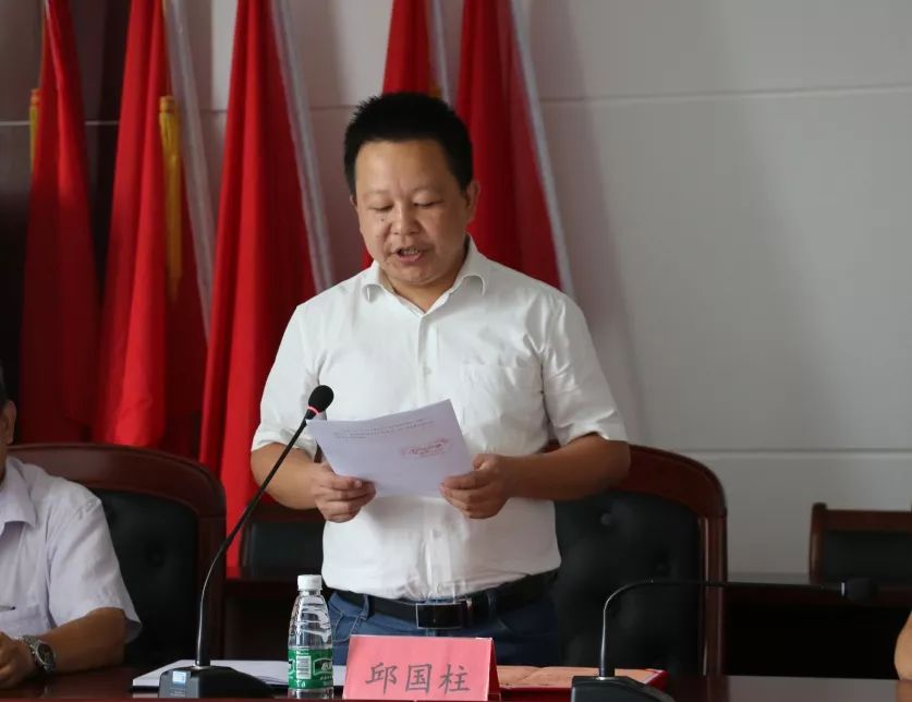 吴仁才在主持会议时向辛勤工作在教书育人,管理育人