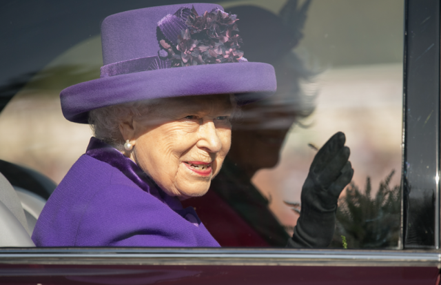 就爱玩！英国女王穿着鲜亮的紫色衣服参加布雷马运动会