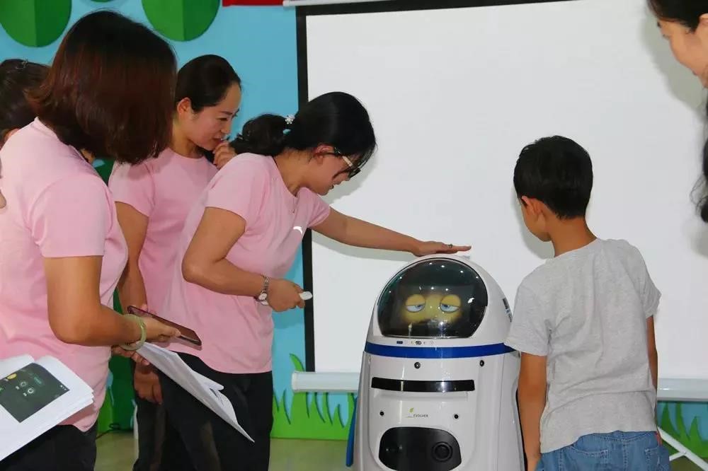 高科技开学第一课小胖机器人老师又红了