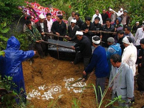 实拍云南文山壮族的丧葬风俗非常壮观难得一见