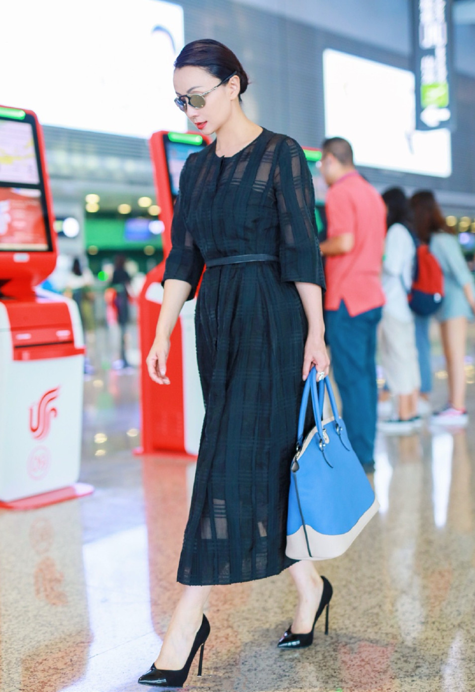 陶虹美得真高调啊穿连衣长裙搭高跟鞋走机场涂上红唇韵味犹存