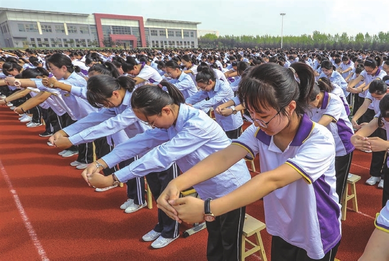 3000多名朝气蓬勃的学生身着整齐的校服,面向老师深深鞠躬行礼,以表达