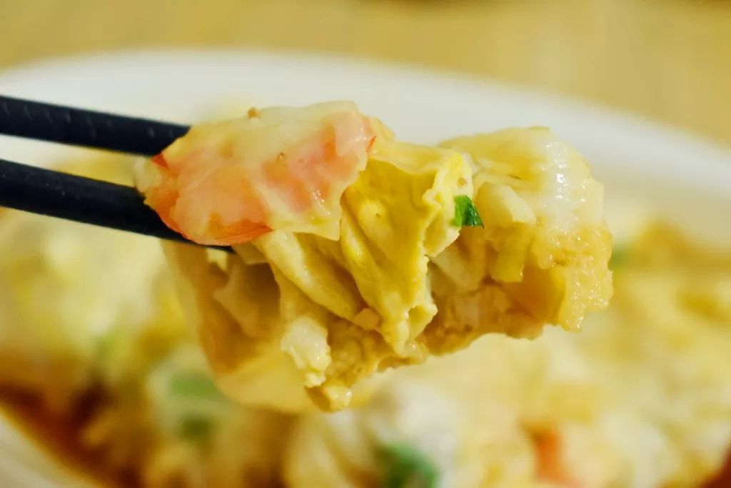 煮河粉还是第一次吃到用蒸的河粉蒸河粉是将青菜,鸡蛋和河粉分开蒸制