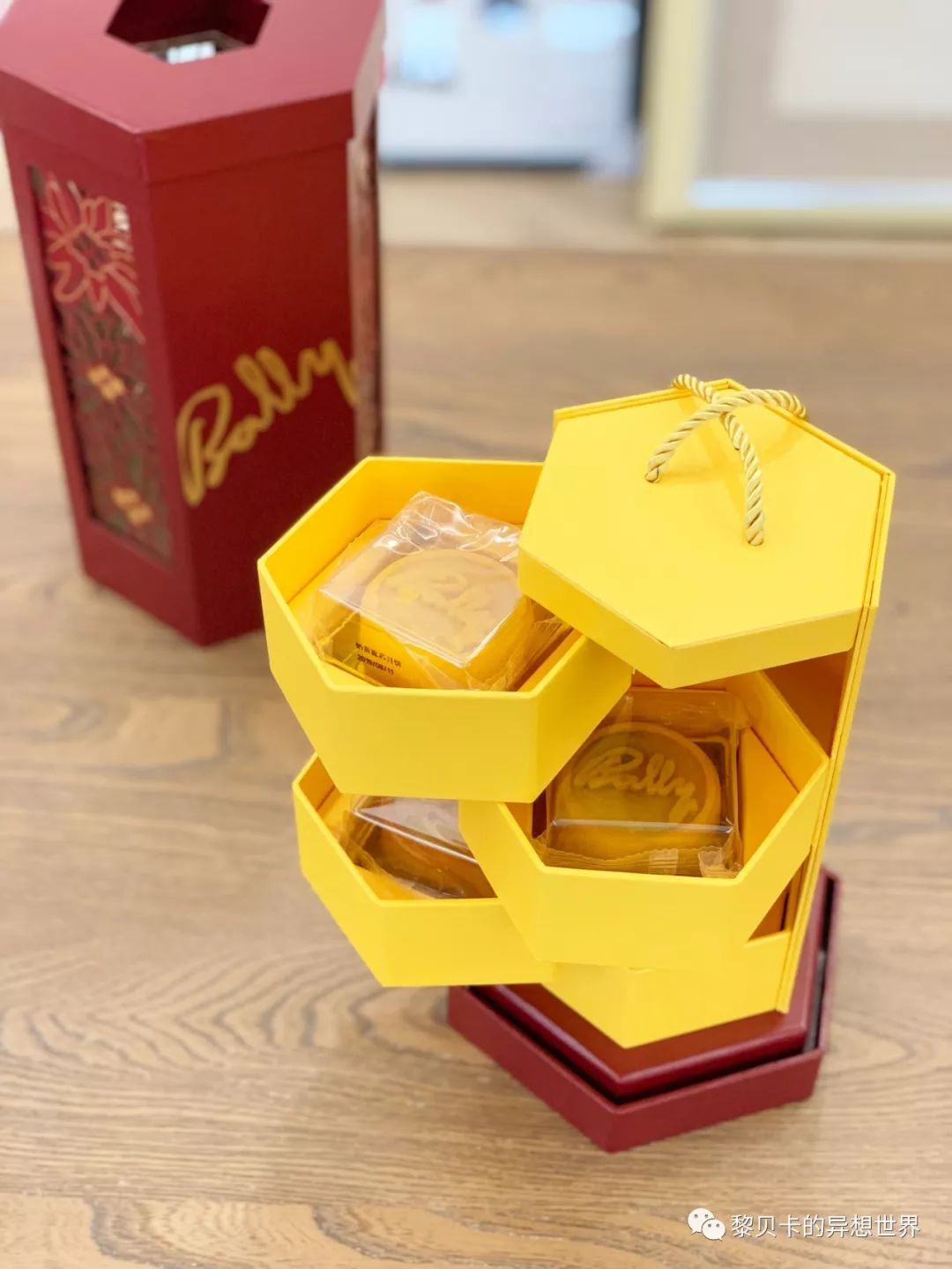 ▼比较惊喜的是这些抽屉式的月饼盒彼此之间相互吸引可以一直翻折