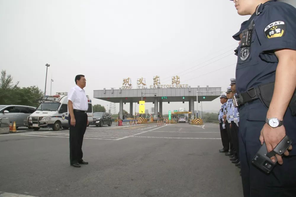 陈兆甲书记先后来到连霍高速巩义西站,东站和焦桐高速巩义站执勤卡口