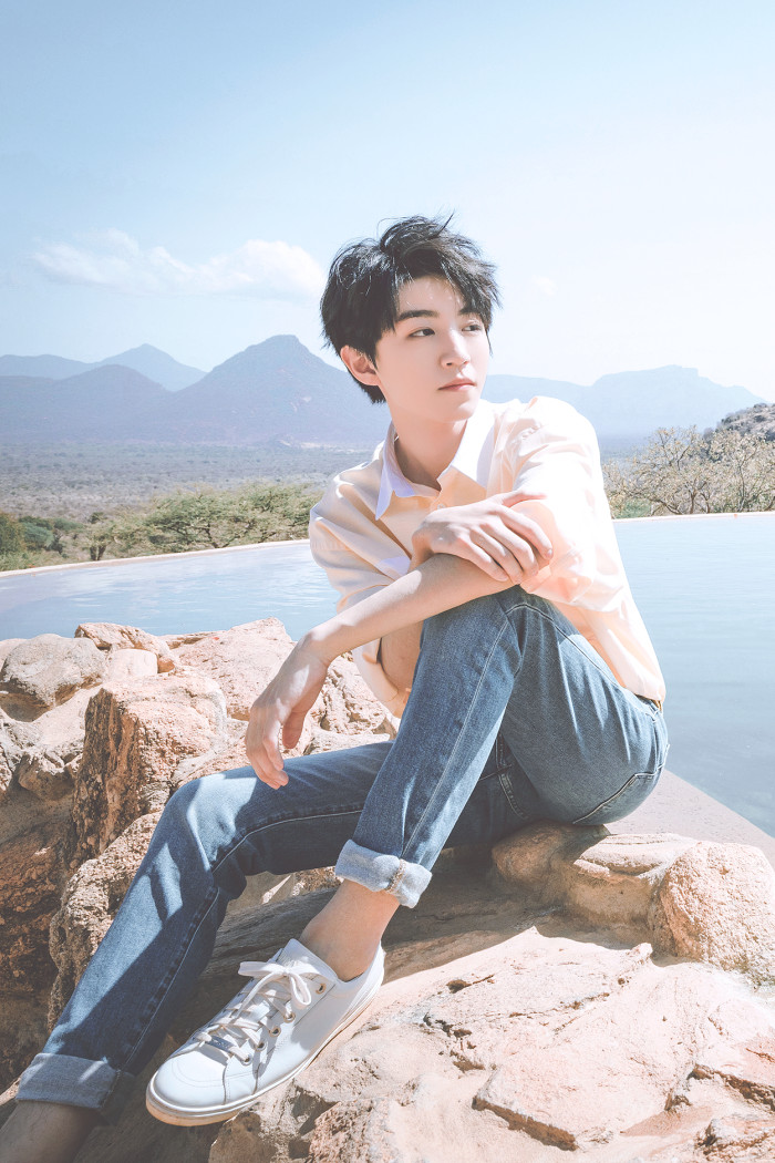 原创二十岁的王俊凯俯得下身才能扬得起头