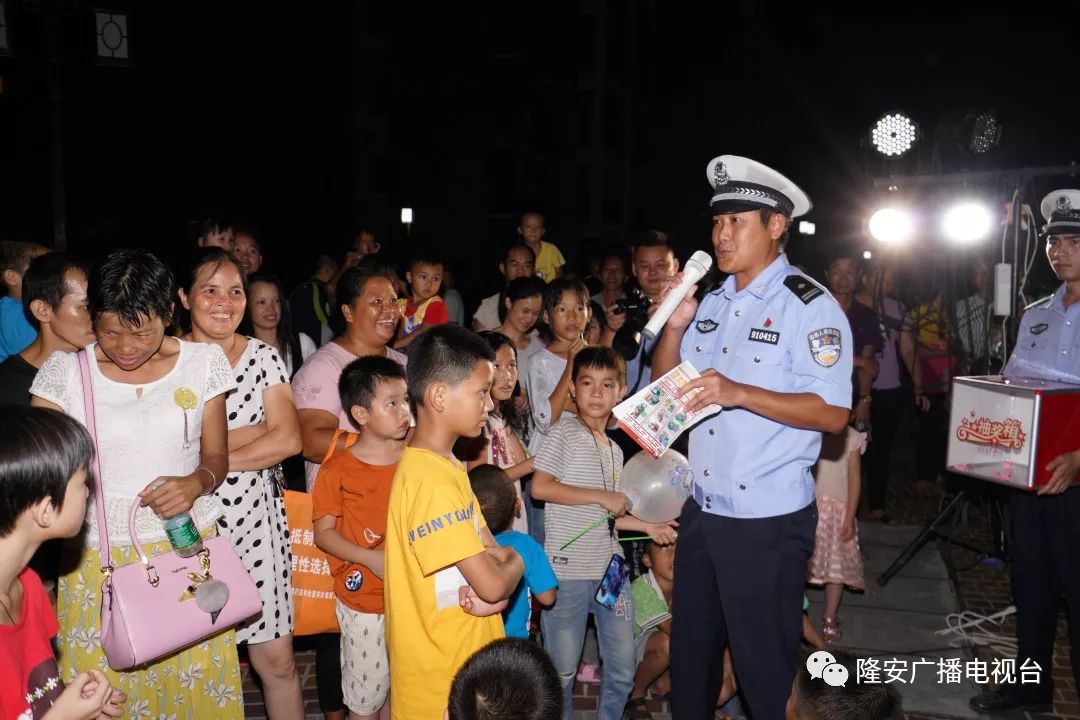 网红打卡网红交警小黑现身隆安零距离宣传零酒驾