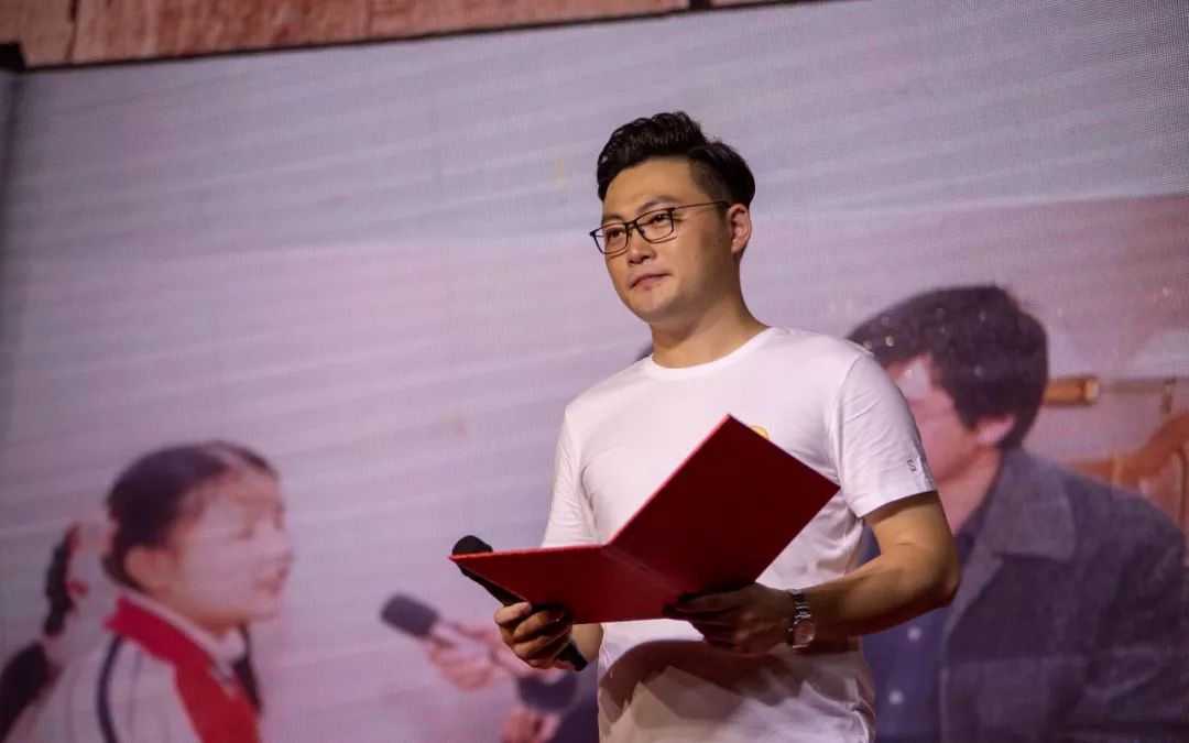 20年一遇的大锦鲤被这个温岭眼镜哥抽中昨晚他现身987的20周年庆