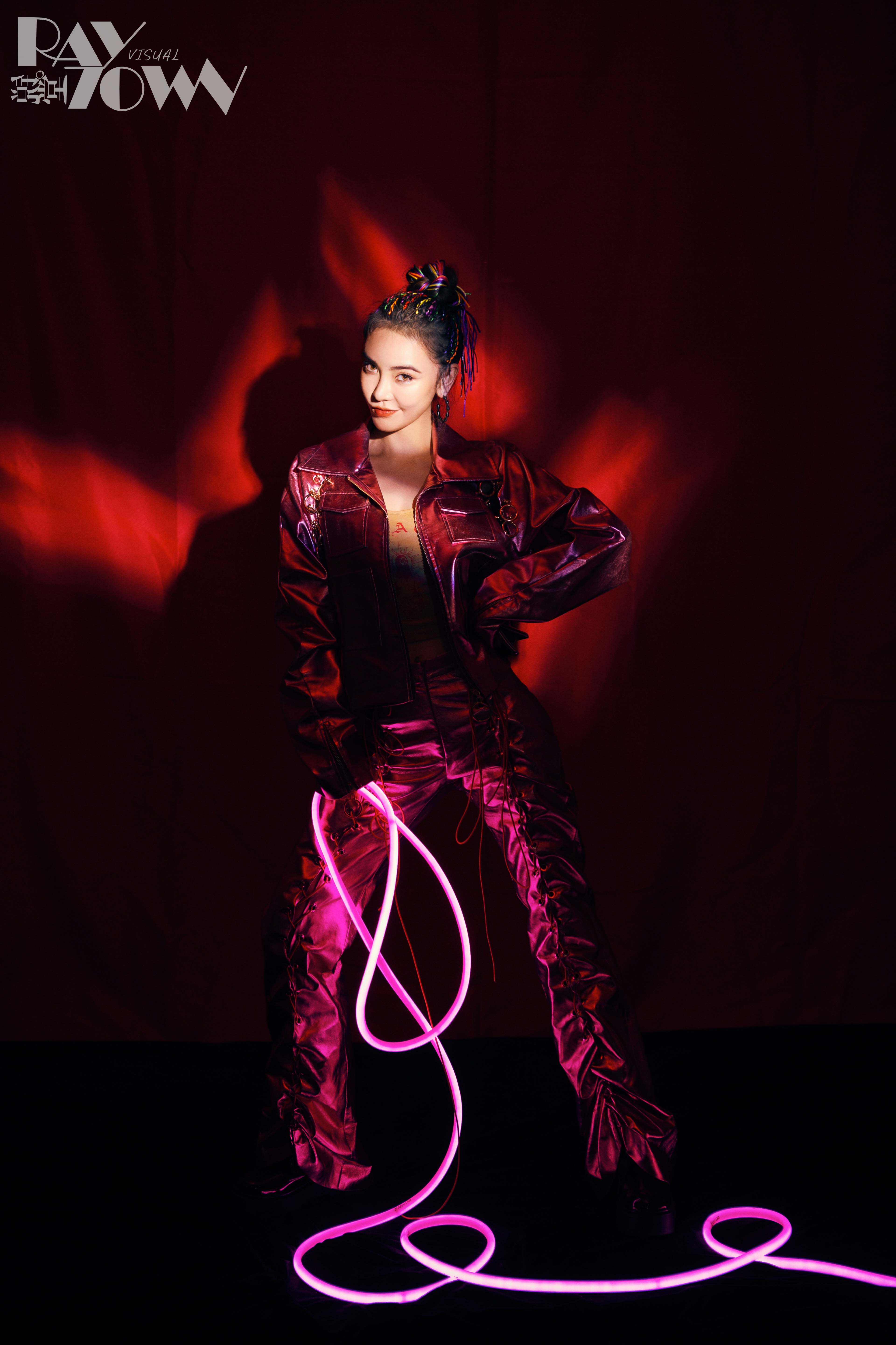李方丁丁丁raytown写真上线目光流转展现多种时尚潮流