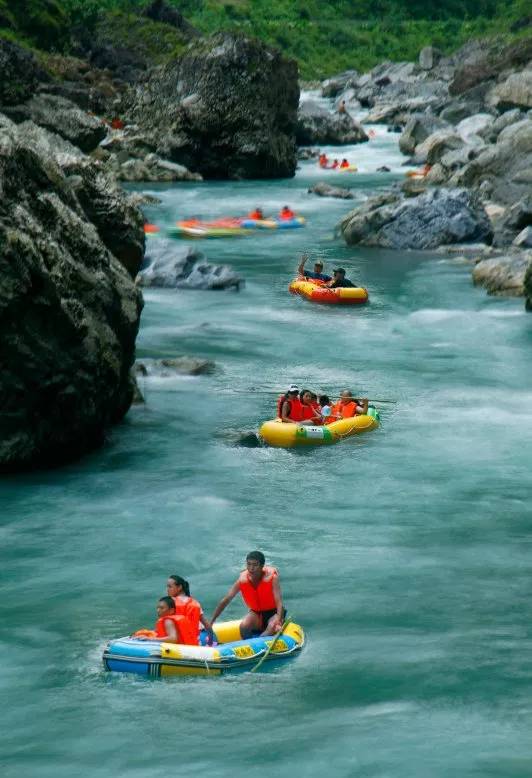 阿依河漂流分为上半段和下半段,上半段约4公里,河水平缓,适合慢悠悠地