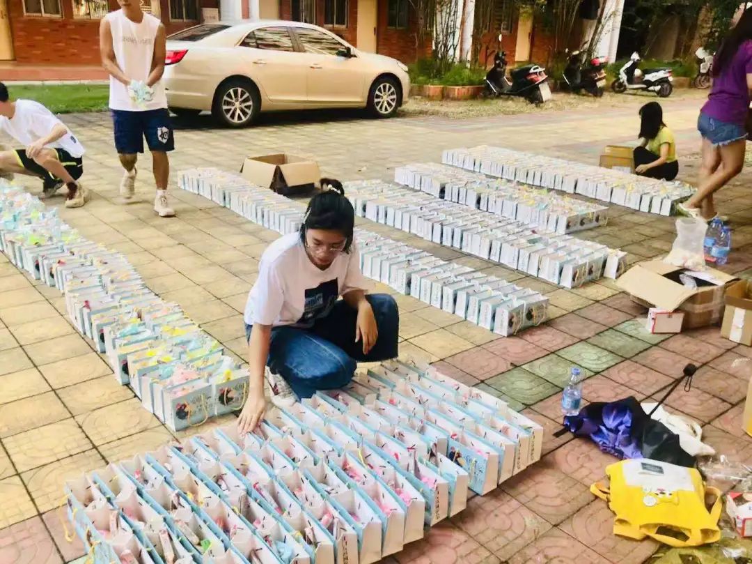 回顾中秋派送礼物活动现场