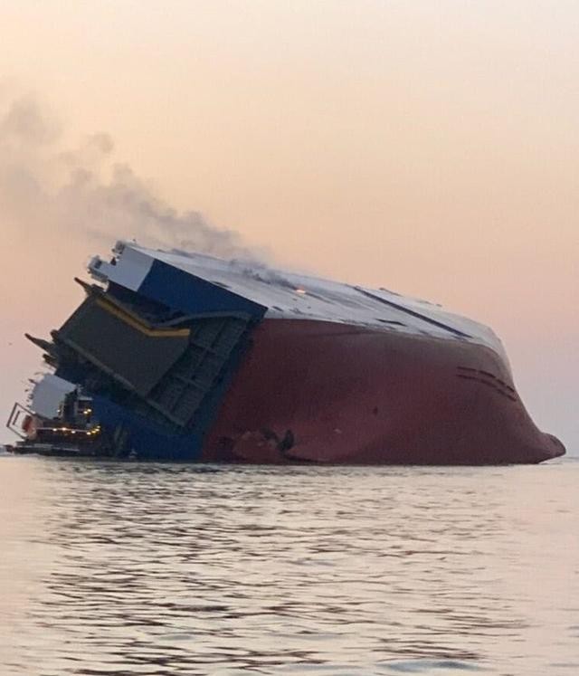 韩国汽车运输船在美国东海岸侧翻被困24名韩船员全部获救