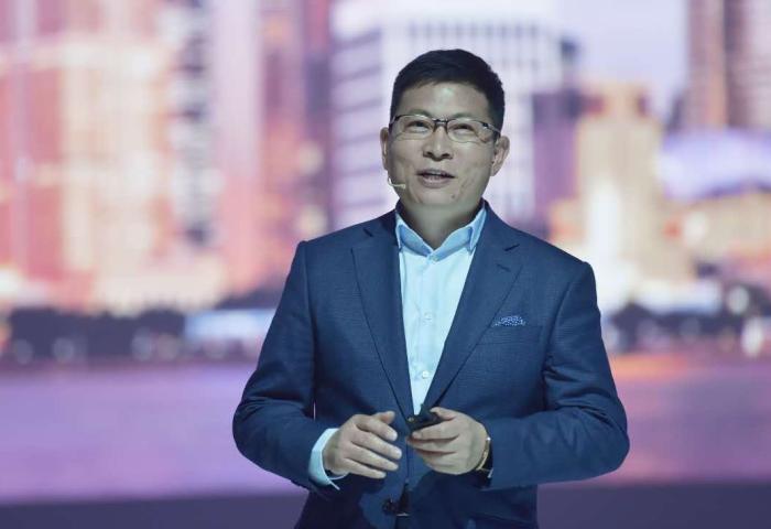 华为总监也对此作出了解释,目前对于华为而言,自主研发的麒麟芯片不是
