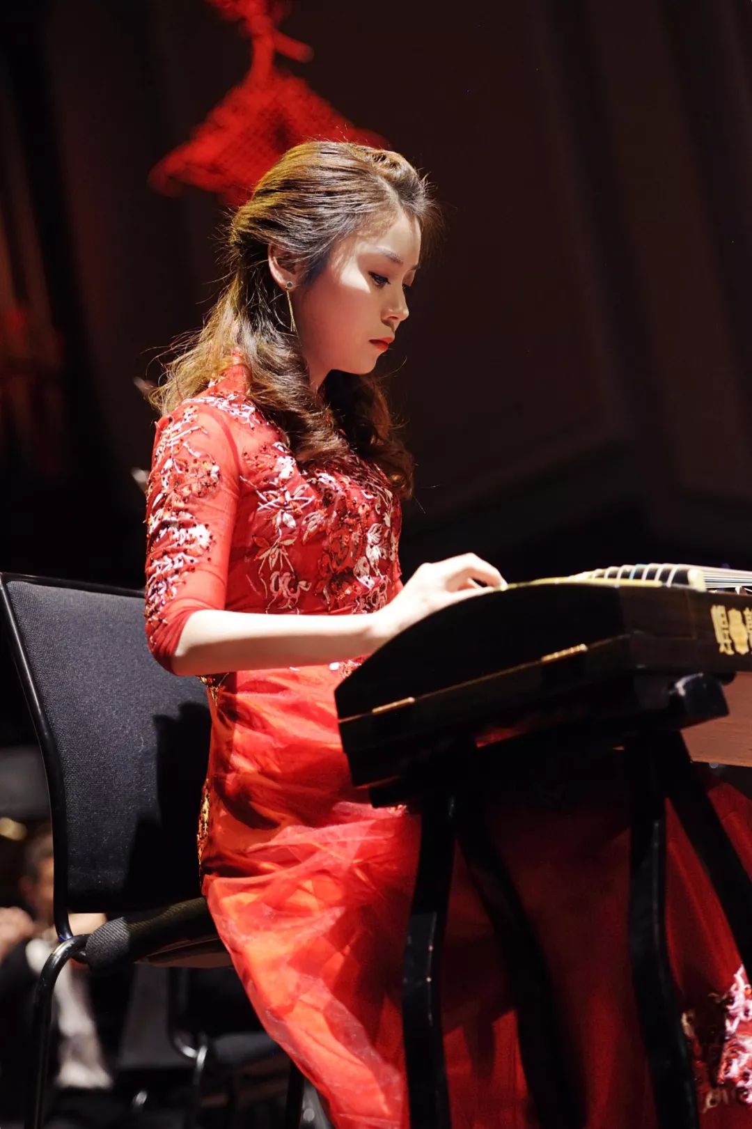 毕业于中央音乐学院,师从古筝演奏家,教育家王中山教授,李萌教授.