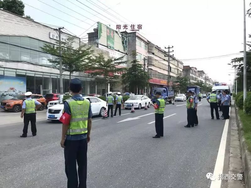 揭西縣公安交警在棉湖鎮等地掀起多警種聯合整治交通秩序統一行動