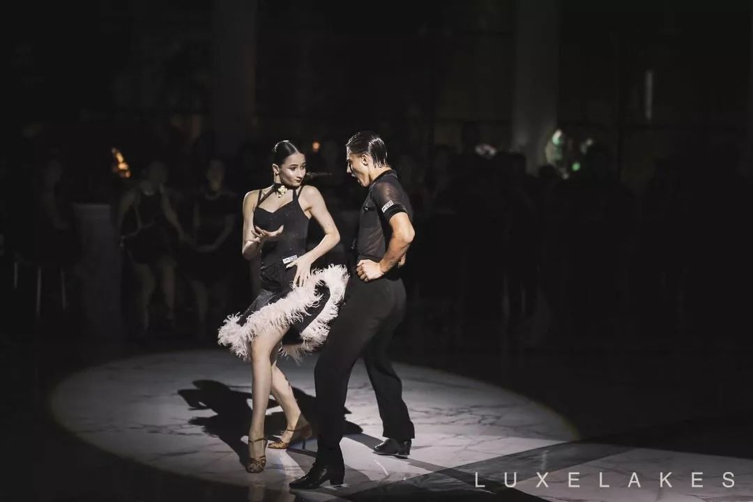 两个孩子加起来才30岁,却跳出了50岁的气场!