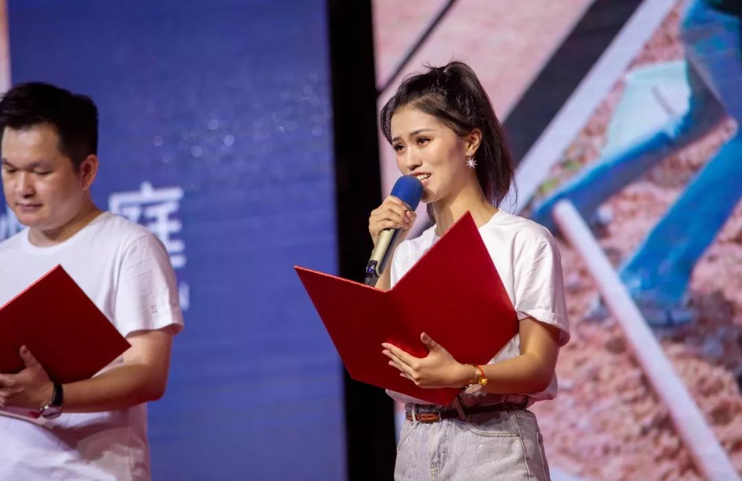 20年一遇的大锦鲤被这个温岭眼镜哥抽中昨晚他现身987的20周年庆