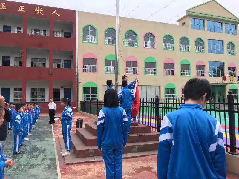 阳新黄颡口镇宏达学校举行升国旗仪式