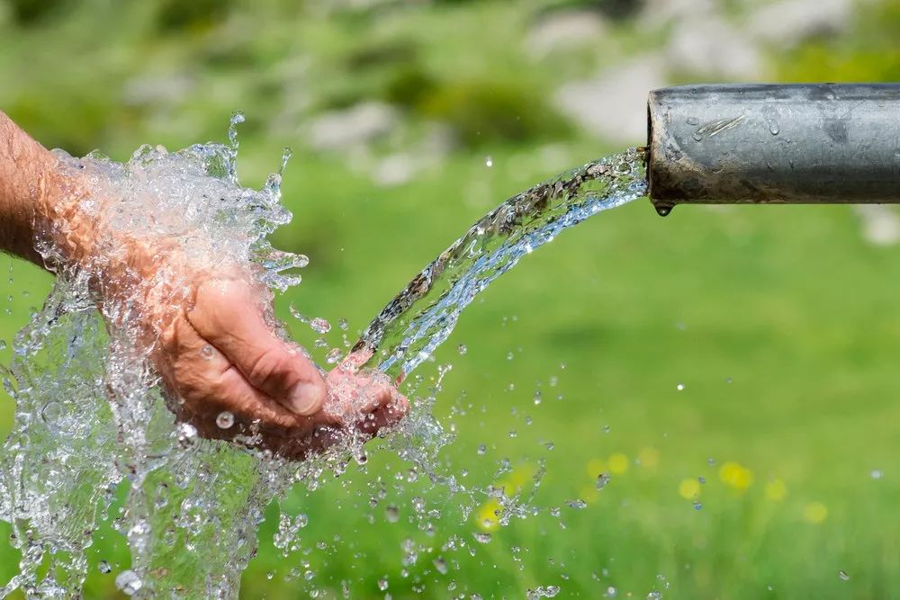 由于水质干净,可以直接对着水龙头喝水,因此,对他们而言,喝冷水相较喝