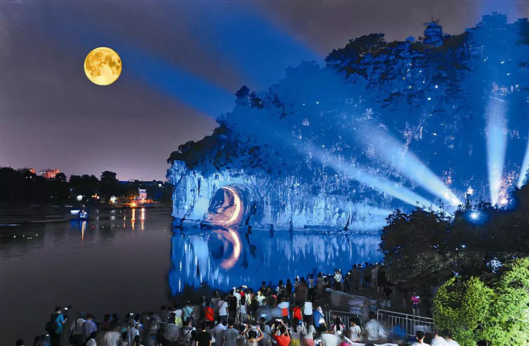 夜游漓江豪华游船开启中秋航班赏象山水月享民俗古筝还有免费茶水月饼